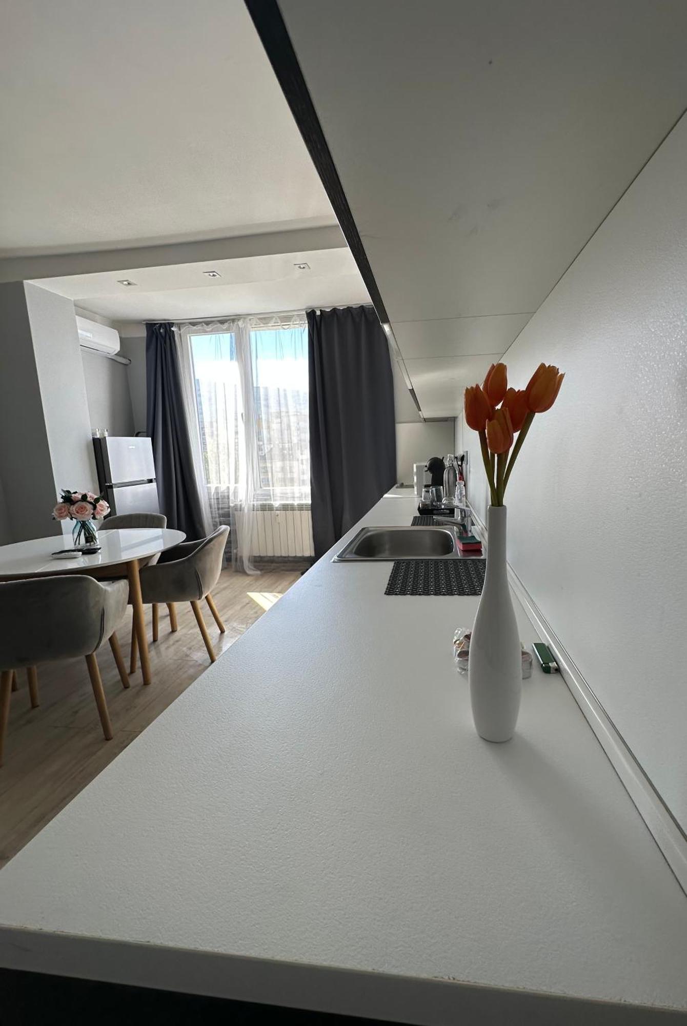Апартаменти Rose's , Mountain View, Self Check-in, Close To Metro, Park, Stores, Family-friendly *