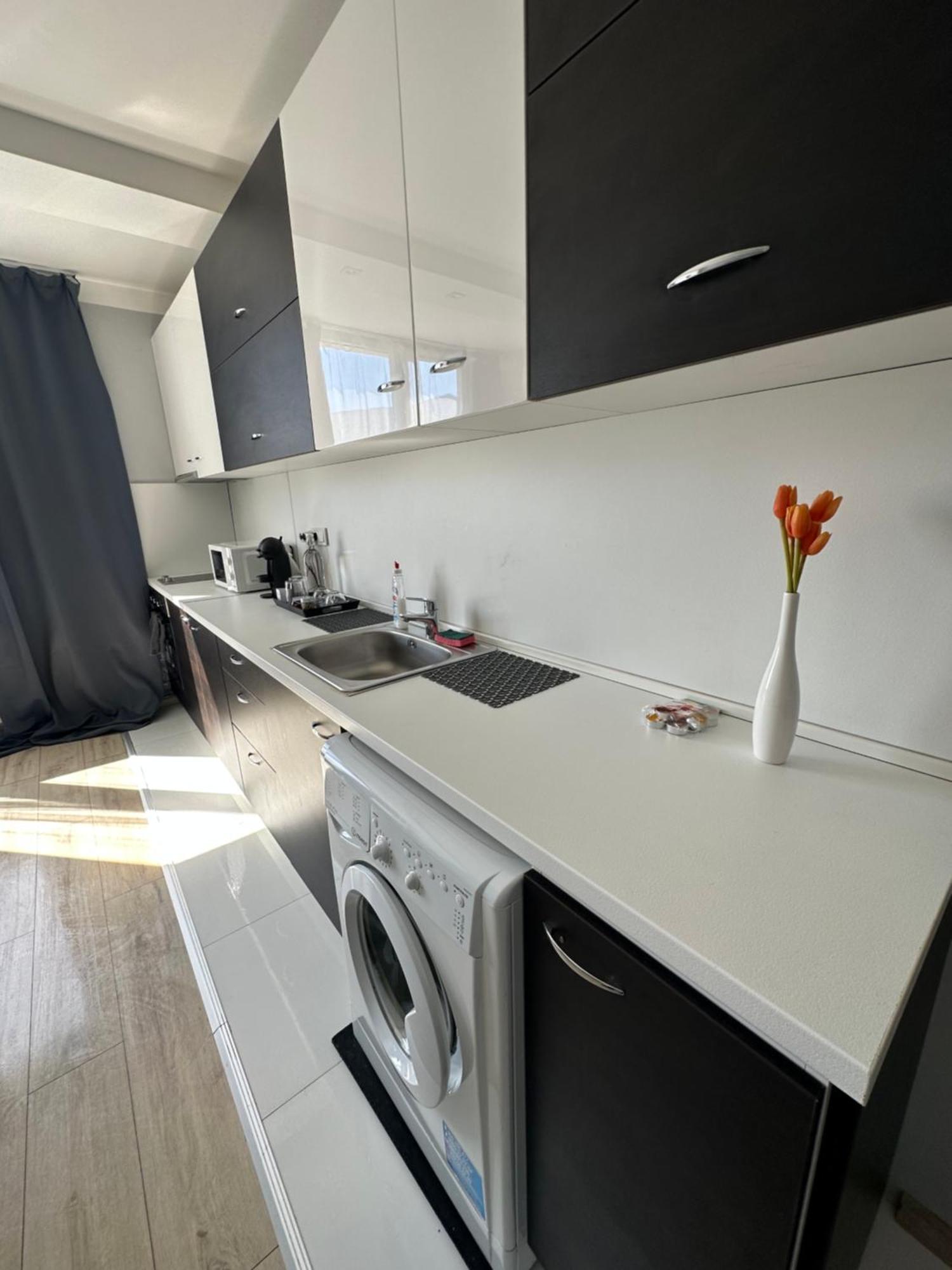 Апартаменти Rose's , Mountain View, Self Check-in, Close To Metro, Park, Stores, Family-friendly Софія